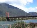 Eine knallrote, 210 m lange Hängebrücke ist das Eingangstor nach Puerto Aisén