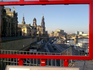 Blick durchs „Fotofenster“ auf  Elbflorenz bei strahlendem Sonnenschein