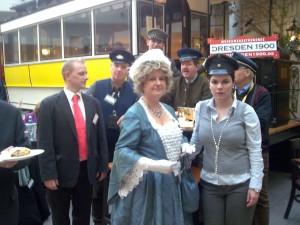 Im Zentrum der Museumsgastronomie: Hinter Fürstin Lubomirska von Te­schen (l.) und Cathleen Moosche haben sich Sven Bieligk, der Reporter, „Dresden 1900“-Geschäftsführer Ricco Geithner, Presseprecher Stephan Trutschler und CTOUR-Mitglied Dietmar Jammer postiert (v.l.)