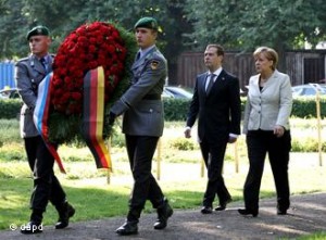 Kanzlerin Merkel, Präsident Medwedew - die Hoffnung stirbt zuletzt: Hat diese schöne Geste der Versöhnung Einfluss auf immer noch ungelöste Fragen?