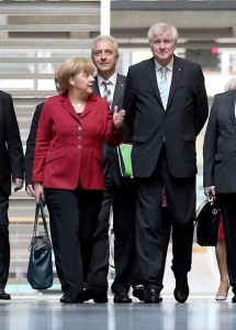 Trümpfe im Ärmel – Regierungschefs Angela Merkel, Stanislaw Tillich (Sachsen) und Horst Seehofer (Bayern) Foto: dpa/Kumm