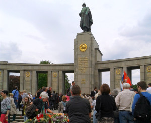 Tag der Befreiung 2015 am sowjetischen Ehrenmal im Berliner Tiergarten Foto: Peter Richter