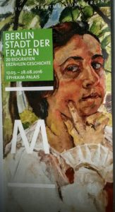 Selbstbildnis von Charlotte Berend Corinth, der Frau des Malers Lovis Corinth, angefertigt 1921, obwohl der Mann das nicht wollte. Ihr Leben ist ein Beispiel für Selbstbehauptung in schwerer Zeit und künstlerischer Emanzipation, auch außerhalb ihres Heimatlandes. Nach dem Tode ihres Mannes 1925 betreute sie dessen Nachlass, malte, zeichnete und gründete eine Malschule, um Gleichgesinnten mitzuteilen, was in ihnen steckt an Talent und Vermögen.